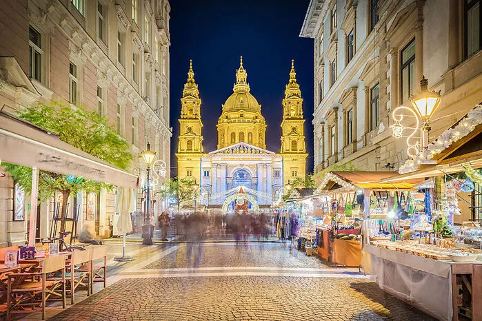 Ungarn. Auf Schritt und Tritt duftet es nach Kürtos Kalács (Baumstriezel): Am Vörösmarty-Platz und vor der St.-Stephans-Basilika taucht Budapest voll in die Weihnachtsstimmung ein. Auf die Fassade der Kirche wird eine Lichtshow projiziert, die ihre volle Wirkung durch 3D-Brillen entfaltet. 