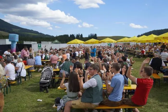 Bereits ab 11 Uhr wurde beim Oberkrainer-Festival vor der Latschenhütte aufgespielt, getanzt und mitgeschunkelt.