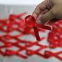 Die roten Schleifen sind weltweit ein Symbol der Solidarität mit HIV-Infizierten und AIDS-Kranken