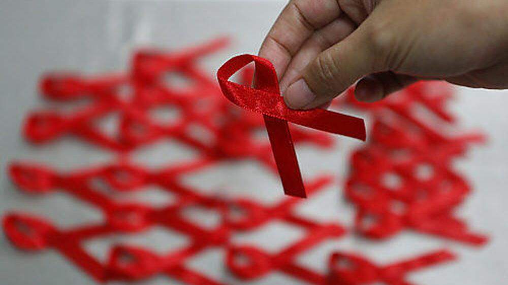 Die roten Schleifen sind weltweit ein Symbol der Solidarität mit HIV-Infizierten und AIDS-Kranken