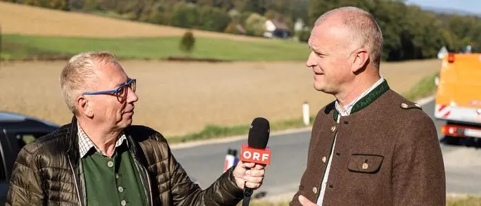 Johann Silberschneider, Bezirksjägermeister Deutschlandsberg (r.), stand Paul Prattes vom ORF bei der Montage der Schutzmaßnahmen Rede und Antwort