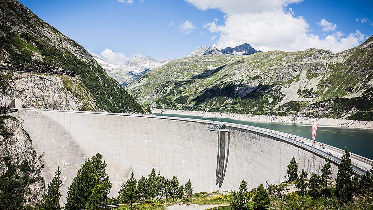 Aktuell ist der Kölnbreinspeicher mit seiner 200 Meter hohen Staumauer wieder zu gut 50 Prozent gefüllt