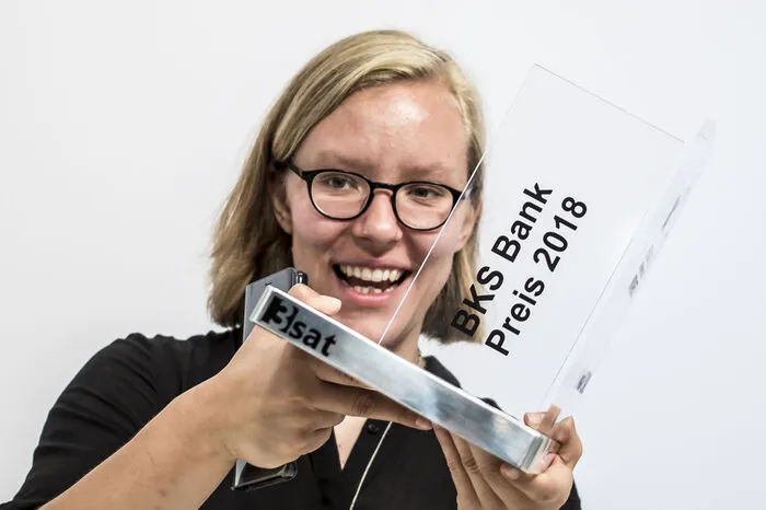 Die einzige Österreicherin im Bewerb, Raphaela Edelbauer, gewann den BKS-Bank-Publikumspreis. Er ist mit 7000 Euro dotiert. Raphaela Edelbauer lebt in Wien, wo sie Philosophie studierte.  Ab 2009 Veröffentlichungen in Literaturmagazinen, Anthologien sowie Lesetätigkeit und Auftritte bei Literaturfestivals. Zur Zeit arbeitet sie an ihrem ersten Roman „Das flüssige Land“.