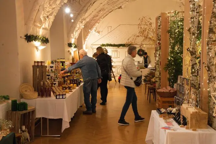 Bereits zum zweiten Mal lädt Veranstalterin Maria Ebner in der Vorweihnachtszeit in das stimmungsvolle Ambiente des Pöllauer Schlosses ein. Heuer unter dem Motto „Wias früher woa“, das bewusst auf Tradition, Handwerk und echte Adventstimmung setzt. 