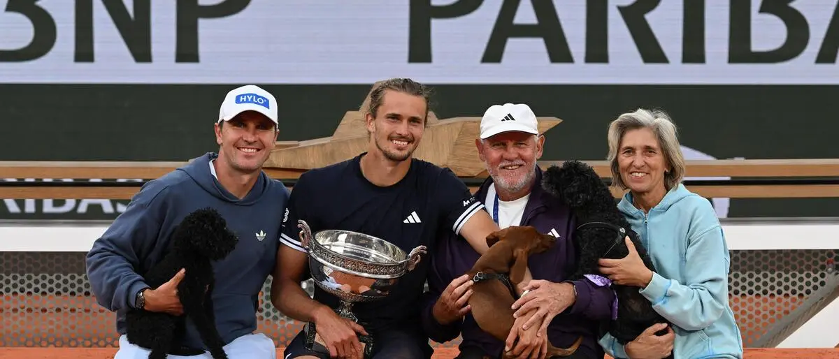 Alexander Zverev flankiert von seinem Bruder Mischa und seinen Eltern