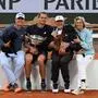 Alexander Zverev flankiert von seinem Bruder Mischa und seinen Eltern