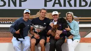 Alexander Zverev flankiert von seinem Bruder Mischa und seinen Eltern