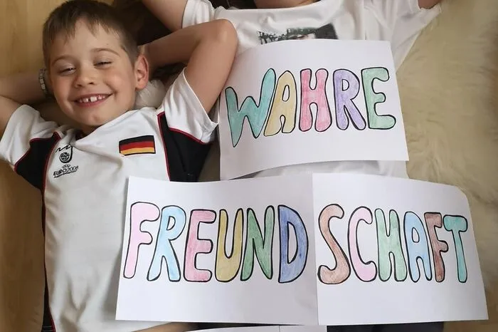 Kinder aus Gössendorf formen mit Kindern aus...