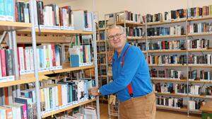 Werner Schachner in seiner neuen Bibliothek 