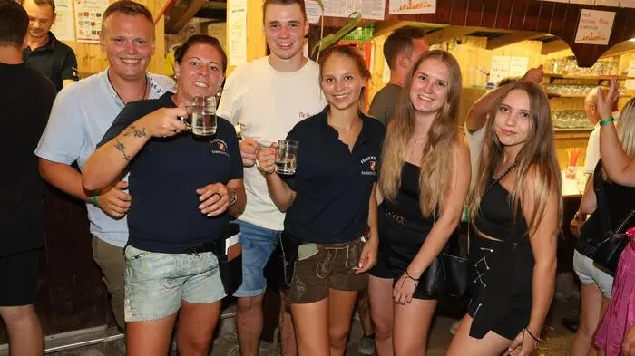 Die Nacht zum Tag machte die FF Bairisch Kölldorf kürzlich beim beliebten Waldfest am Parapluiberg