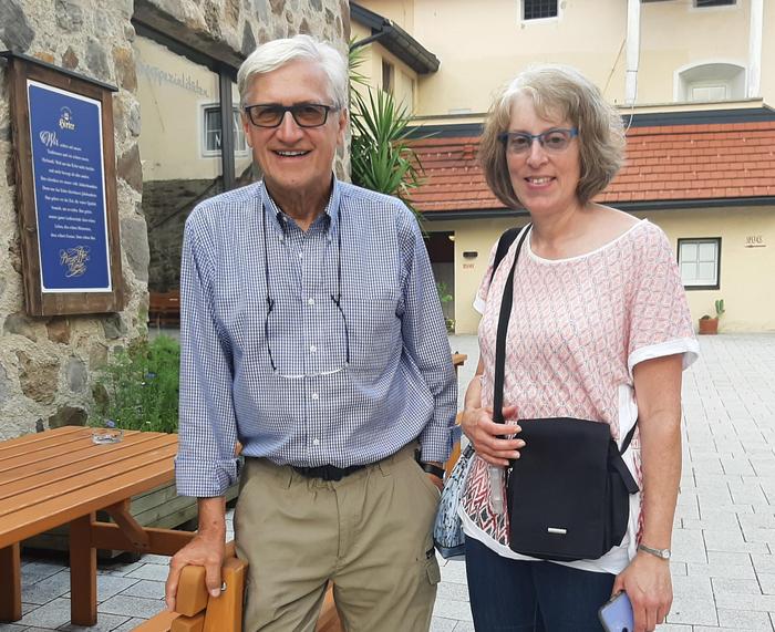 Roland Pirker mit Lektorin Jennifer Goldstone beim Hirter Bräu