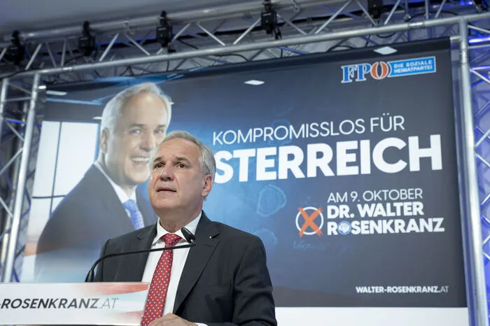 Der FPÖ-Kandidat Walter Rosenkranz gibt sich auf seinen Plakaten "kompromisslos für Österreich". Er ortet zu viele "faule Kompromisse" in der Politik. Rosenkranz' Ziel am 9. Oktober ist es, in eine Stichwahl zu kommen.