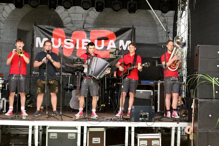 Während am Samstag die Band „Tiroler Wind“ aufgeigte, kamen am Sonntagvormittag die Besucher beim Frühschoppen mit den „Musibuam“ (Foto) aus Lavamünd voll auf ihre Rechnung. 