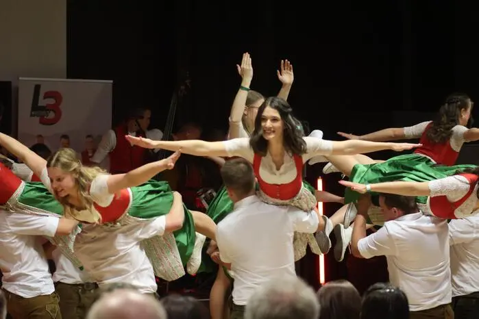 Das Programm startete mit einer Polonaise. Mitglieder des Vereins stellten eine spannende Choreografie zur Schau.