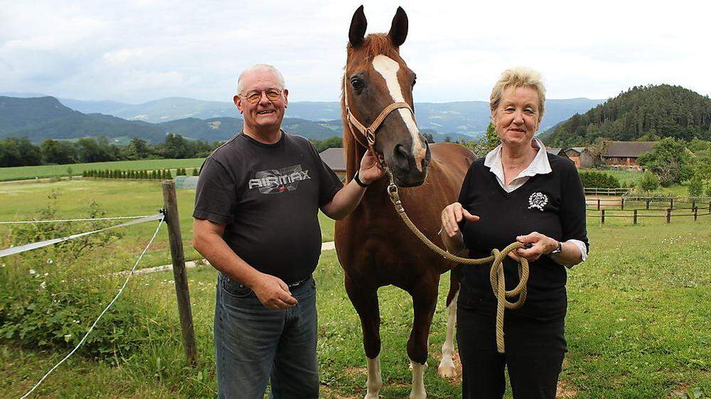 Pferd Gremlin und seine Besitzer Stephen und Sheila McDaniel fühlen sich in Oberdorf sehr wohl