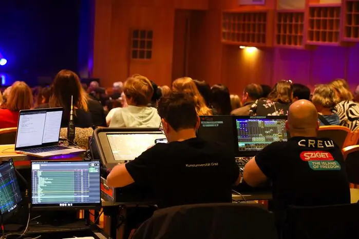  Ein modernes Licht- und Soundkonzept, aufwendige Kostüme sowie dynamische Tanzsequenzen verliehen der Gala internationales Broadway- und West-End-Flair. 