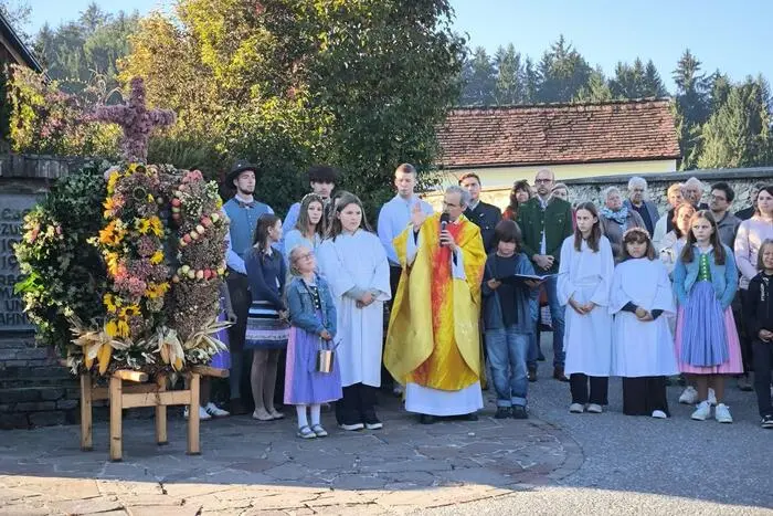 Die von der Landjugend aufwendig gestaltete Erntedankkrone wurde vor der Pfarrkirche Klein beim Festgottesdienst gesegnet