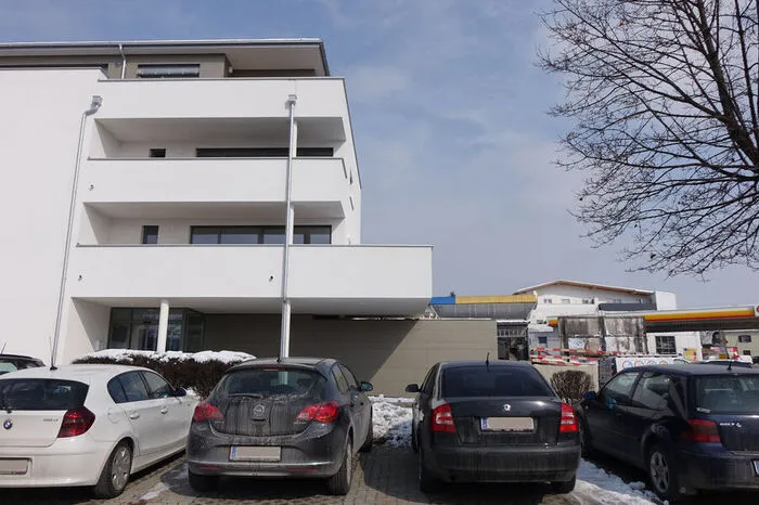 In diesem neuen Haus, in der Birkfelder Straße 59a in unmittelbarer Nachbarschaft der Shell-Tankstelle, ist die neue Ordination untergebracht.