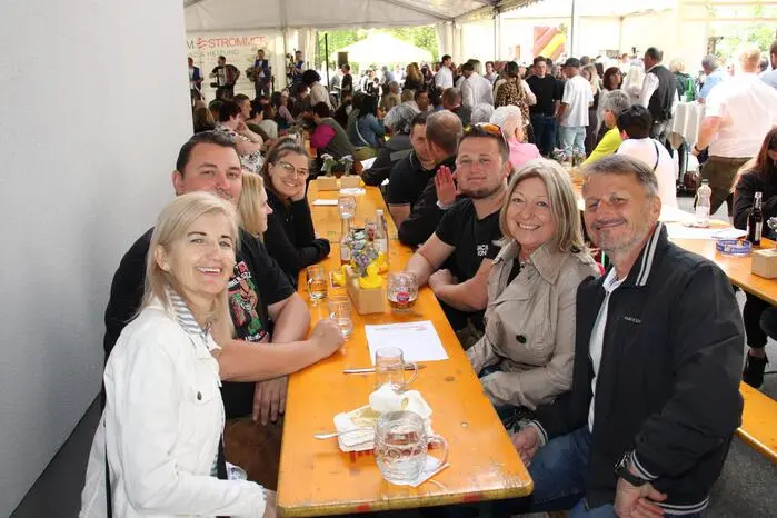Bei sommerlichen Temperaturen und strahlend blauem Himmel konnten die Firmeninhaber einige hundert Besucher, Gratulanten, Kunden und Freunde am fein herausgeputzten und geschmückten Betriebsgelände begrüßen.