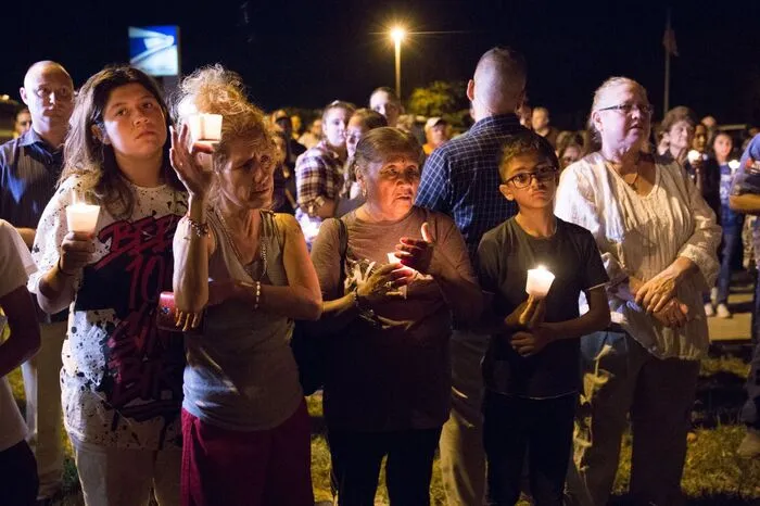 Die Bewohner der kleine Gemeinde Sutherland Springs, in der gerade einmal mehrere Hundert Menschen leben, spenden sich in diesen schweren Stunden gegenseitig Trost...