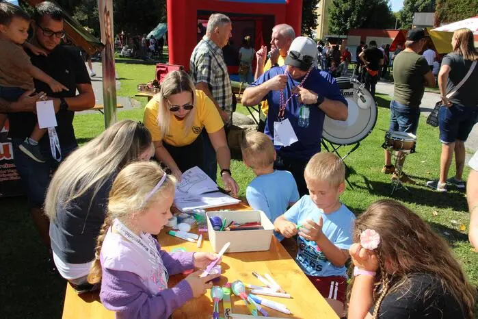Die Stadtgemeinde organisierte einen Tag für die ganze Familie und begeisterte die jungen Gäste mit einer Hüpfburg, Kinderschminken sowie Geschicklichkeits- und Ratespielen.