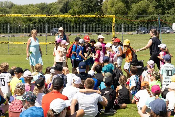 Unterstützt wurden die Kinder von ihren Lehrerinnen und Lehrern sowie Direktorin Anke Wolf. 