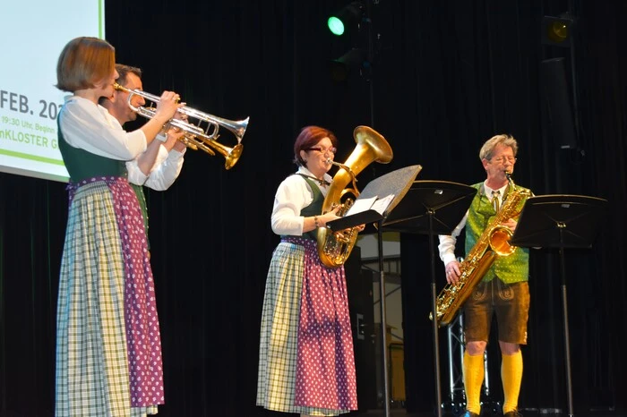 Feierliche Eröffnung durch traditionelle Blasmusik.
