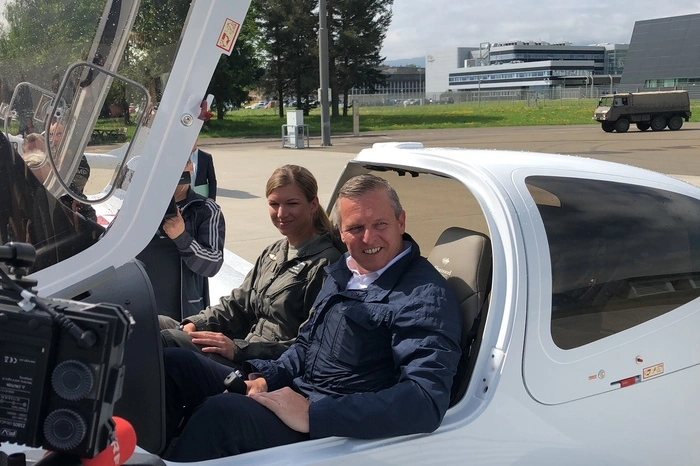 Testsitzen in der "Diamond 40 NG": Verteidigungsminister Mario Kunasek