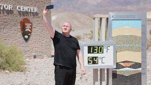 Im Death Valley gibt es jetzt mehrere Schnappschüsse vor dem Thermometer
