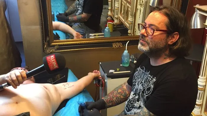 Vor einem Jahr kündigte der Grazer Tattookünstler Alex Smoltschnik an, als Zeichen gegen zunehmenden Fremdenhass jedes Tattoo gegen Rassismus gratis zu stechen.