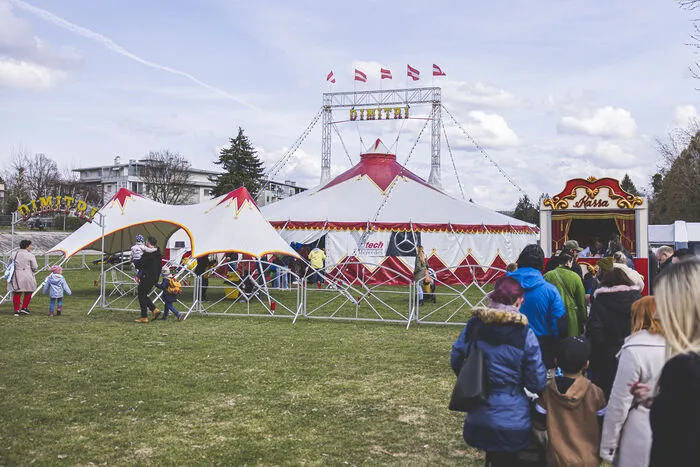 Am Sonntag ab 16 Uhr machten sich zahlreiche Familien mit ihren Kindern auf den Weg in das Zirkuszelt.