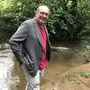 Manfred Kainz entspannt am liebsten am Lemsitzbach, der direkt an seiner Firma vorbeiführt