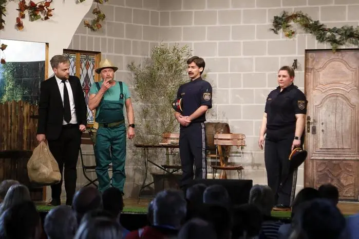  Mit der Komödie „Im Kloster ist der Teufel los“ in drei Akten von Carsten Lögering gelang es den zehn Schauspielern die Lachmuskeln vieler Besucher in der Mehrzweckhalle Nestelbach zwei Stunden lang ordentlich zu strapazieren.