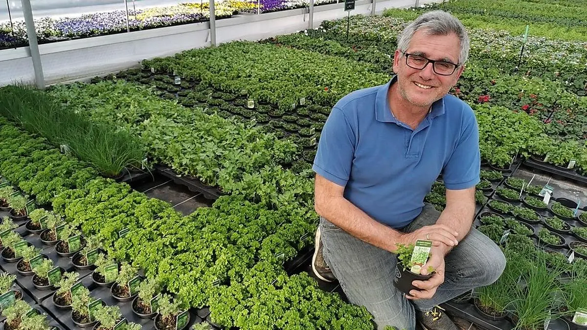 Manfred Jogl hat seine Naturgärtnerei in Kirchberg an der Raab geöffnet. Auf Wunsch stellt er Pflanzen und Blumen auch zu.