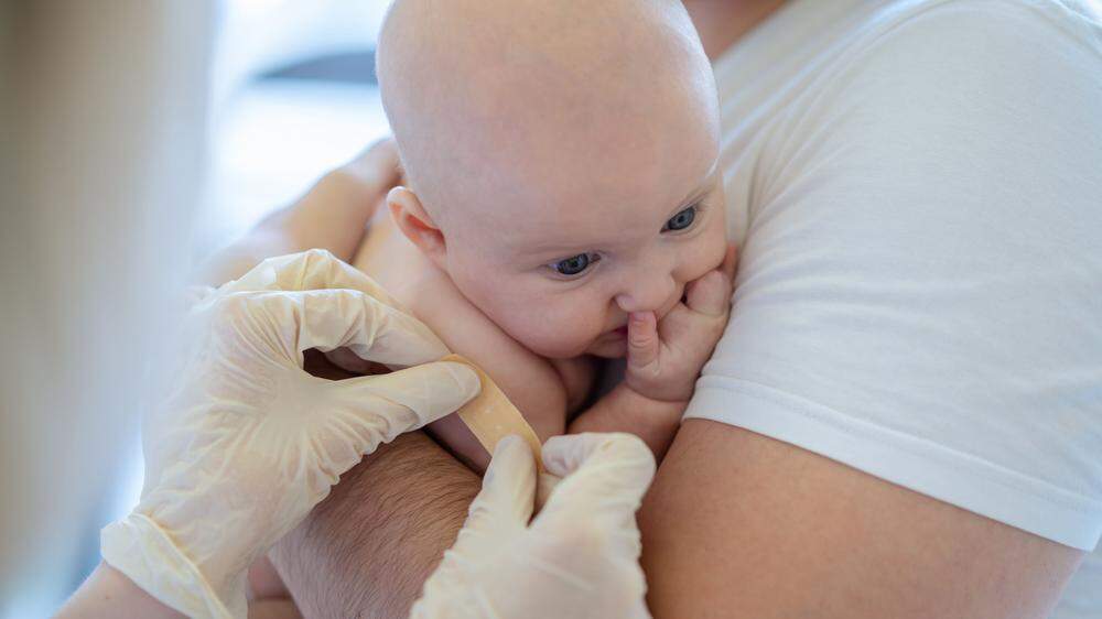 Erst Ende Oktober hat das Nationale Impfgremium (NIG) seine Empfehlung ausgesprochen, wonach Kindern vom vollendeten 6. Lebensmonat bis zum vollendeten 5. Lebensjahr mit einem erhöhten Risiko für einen schweren Covid-19-Verlauf eine Impfung angeraten wird