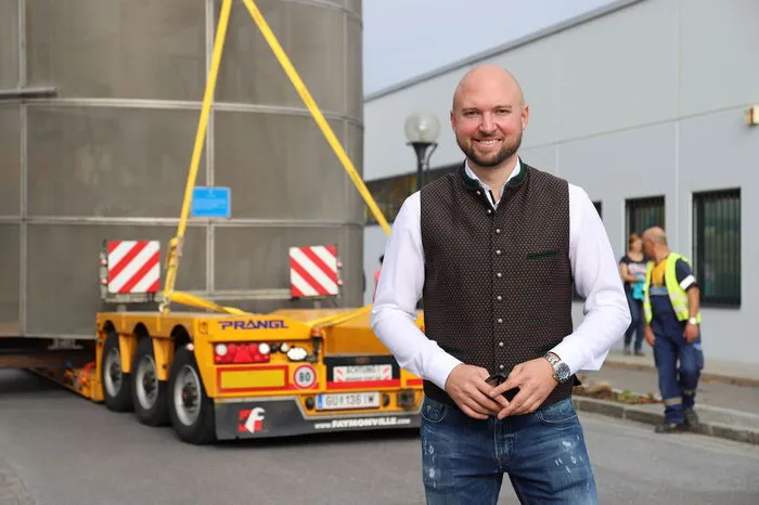 Beobachtet wurde das Geschehen von Jochen Schmidt, verantwortlich für die Leitung von Schwertransporten bei der Firma Prangl, sowie ... 