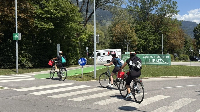 Fahrradfahrer fahren über einen Zebra nach Lienz