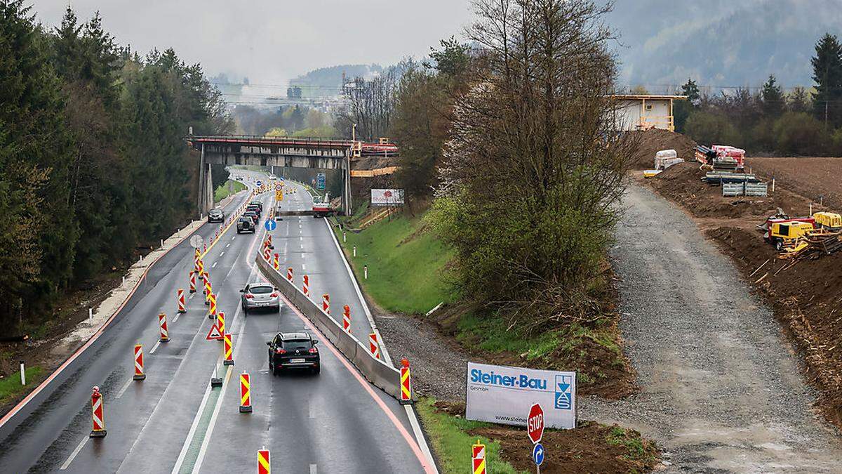 Die ersten Arbeiten haben bereits begonnen: Die ÖBB-Brücke, die nördlich von St. Veit über die S 37 führt, wird verlängert
