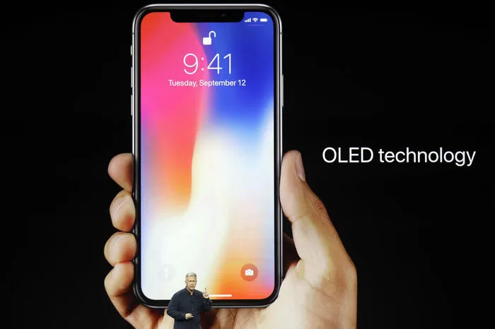 Damit findet ein Bildschirm mit einer Diagonale von 5,8 Zoll - mehr als beim aktuellen Plus-Modell - in einem Gehäuse Platz, dass nur unwesentlich größer ist als das aktuelle "kleine" iPhone 7.