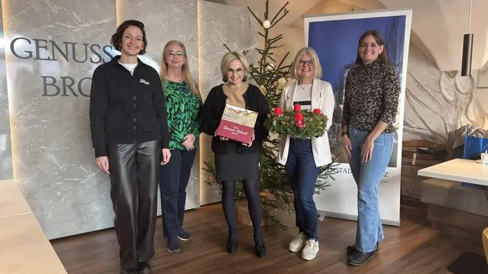 Renate Herrnegger (Bäckerei Joast), Iris Rampitsch (Stadtmarketing Lienz), Bürgermeisterin Elisabeth Blanik, Bärbl Ebner (Eltern Kind Zentrum) und Eva Karré von den sozial tätigen Vereinen Lienz