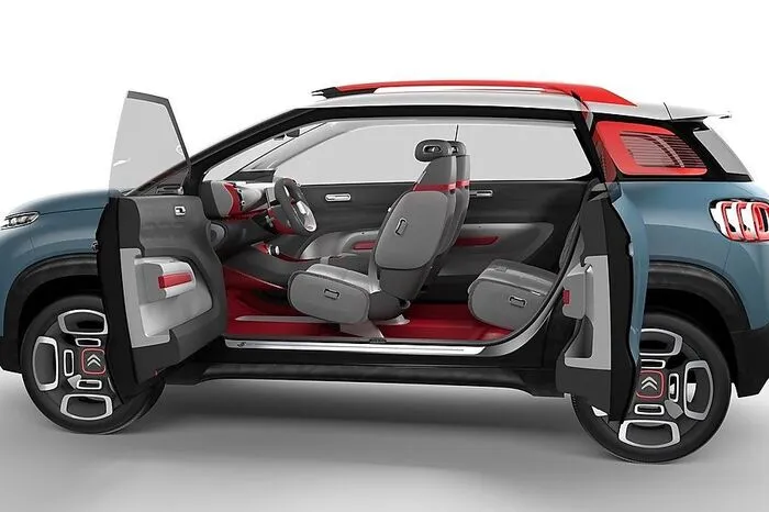 Der C-Aircross fällt auf Anhieb durch seine gegenläufig öffnenden Türen auf, die das Ein- und Aussteigen erleichtern. Das Armaturenbrett ist luftig, die Designer haben dabei auf ein Kombiinstrument verzichtet. Das intuitiv zu bedienende Einspeichenlenkrad ist eine Hommage an die Geschichte der Marke. Auf dem gesteppten Armaturenbrett projiziert eine getönte Lamelle die wichtigsten Fahrinformationen direkt in das Sichtfeld des Fahrers. Der breite 12-Zoll-Touchscreen mit spezieller Grafik ist in die Mitte des Armaturenbretts integriert.