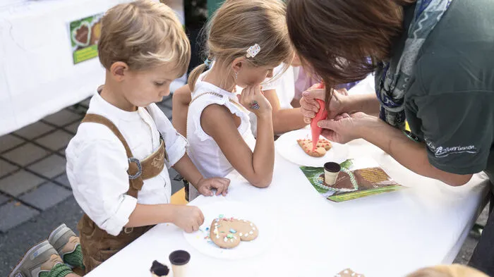 Kinder können ihre eigenen Lebkuchenherzen gestalten