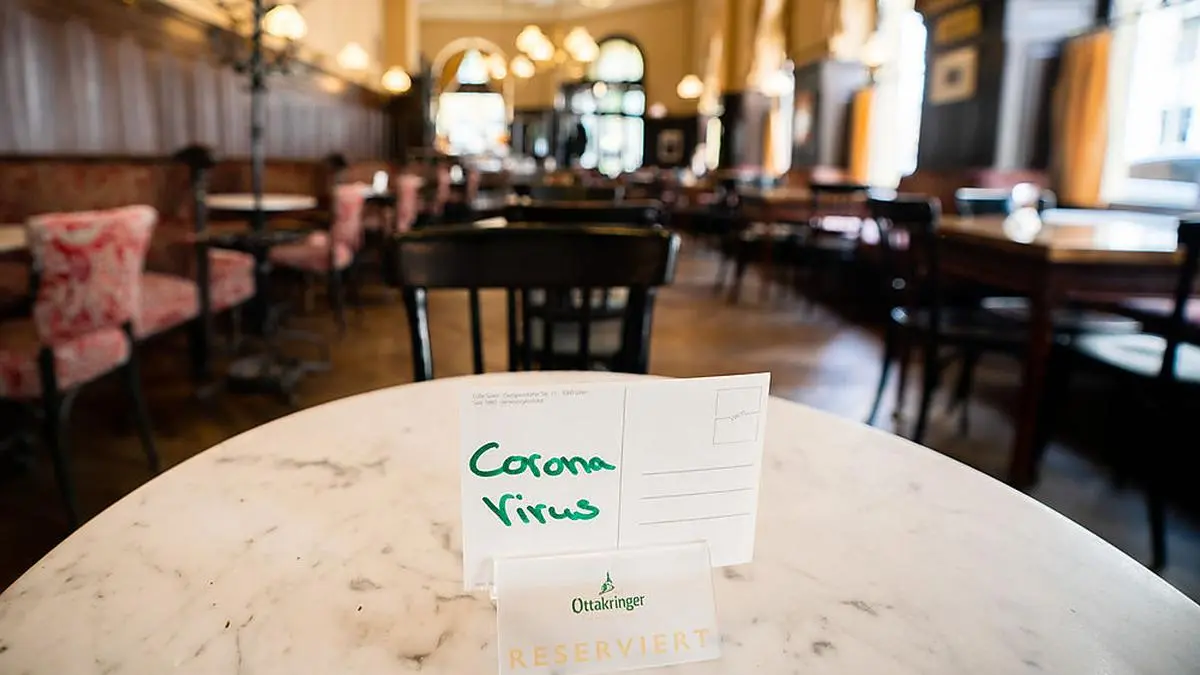 ABD0015_20200516 - WIEN - ÖSTERREICH: Ab Freitag, 15. Mai 2020, dürfen alle Betriebsarten des Gastgewerbes unter Einhaltung der Corona-Sicherheitsmaßnahmen wieder aufsperren. Im Bild: Mit einem Schild mit der Aufschrift "Corona Virus" ist am Samstag, 16. Mai 2020, ein Tisch im Cafe Sperl gesperrt. - FOTO: APA/GEORG HOCHMUTH