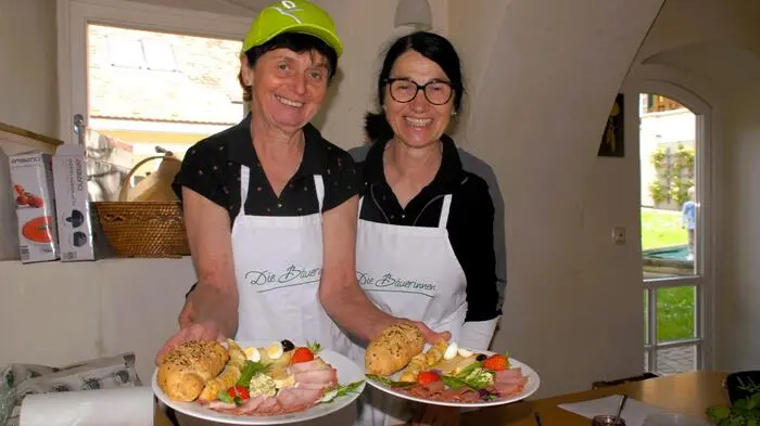 Besondere regionale Schmankerln wie Schwammerlsuppe mit Sterz, Eierspeis mit Speck und Kernöl oder ein Genussteller mit Moastabratl und Weizer Schafskäse.  