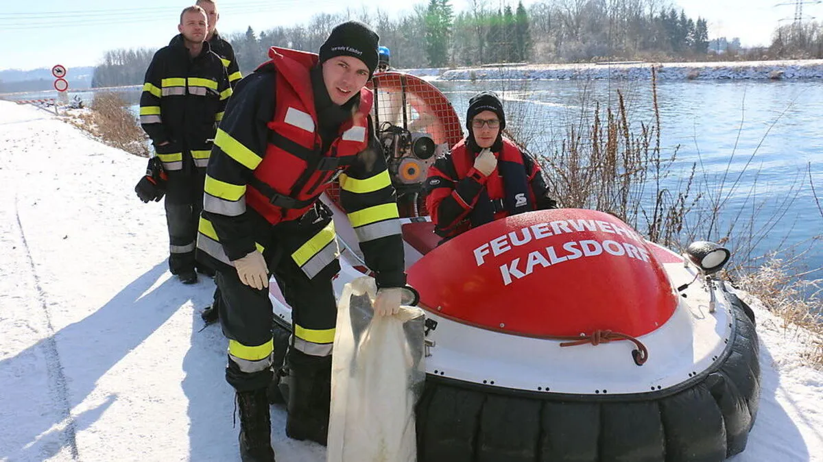 Die Feuerwehr Kalsdorf rückte mit ihrem Hoovercraft aus