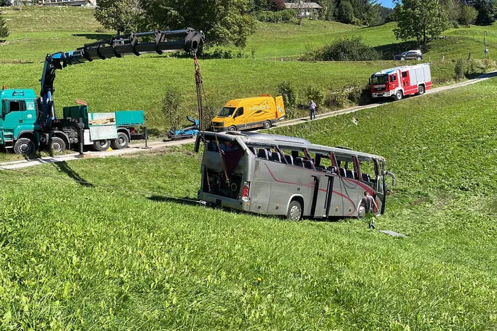 Schließlich zog man den Bus rückwärts die Böschung hinauf