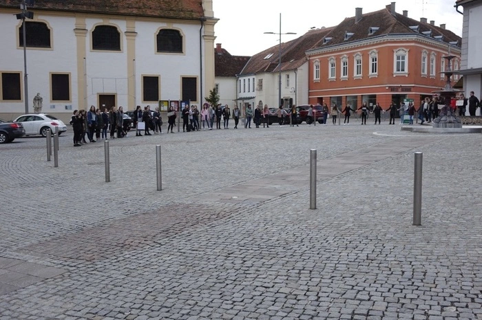 Mit einer Menschenkette umrundeten die Schülerinnen und Schüler den Hauptplatz.