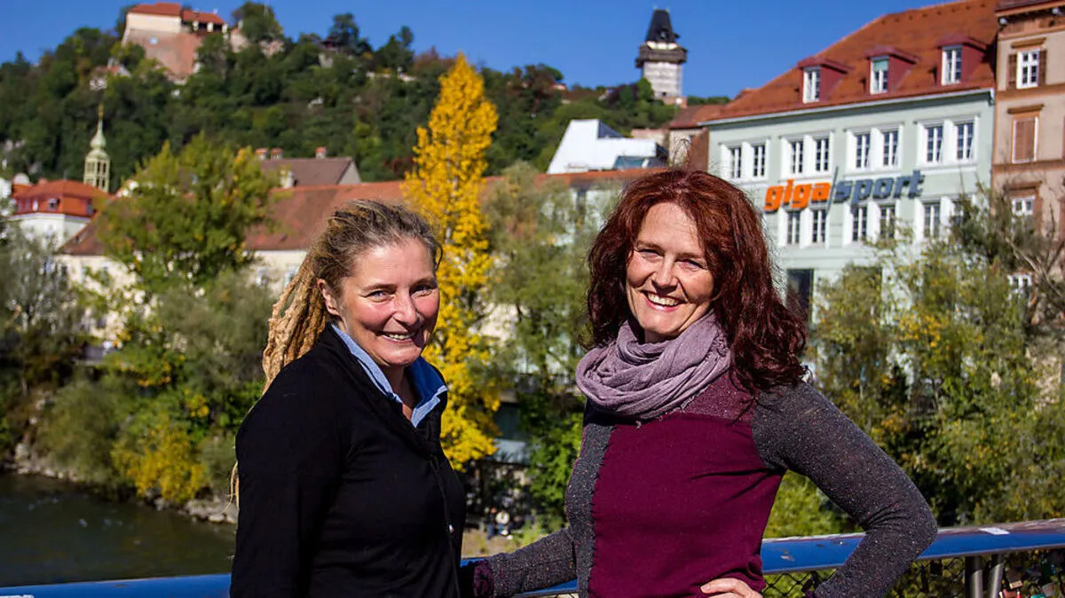Das virtuelle Projekt von Andrea Breithuber und Beatrix Altendorfer (r.) sorgt im „echten“ Leben für Furore