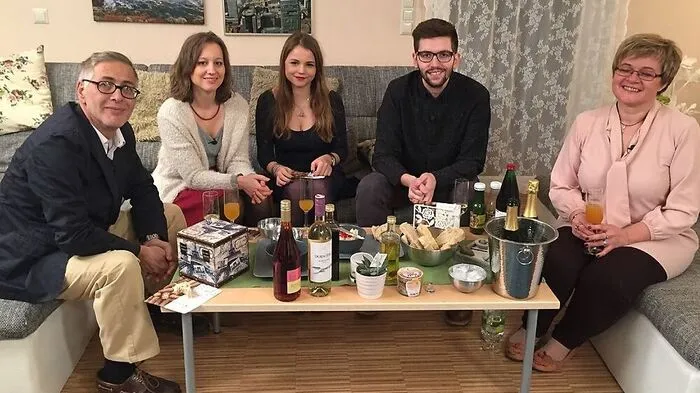 "Das perfekte Dinner" zählt zu den Dauerbrennern im Vorabendprogramm von VOX: Bis zum 7. März wurden 2515 Folgen der Koch-Doku ausgestrahlt. Diese Woche gastiert das Format in Graz - täglich um 19 Uhr.