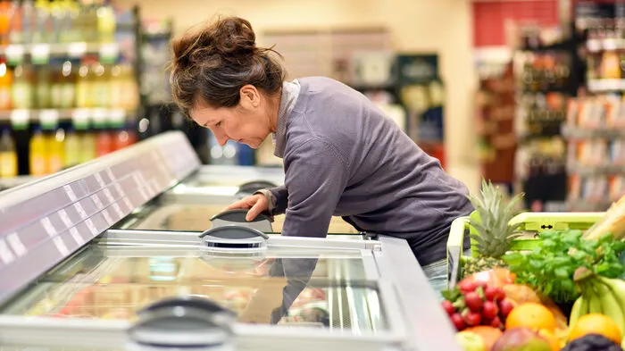 Wie ein Profi. Ob ein Lebensmittel im Kühlschrank oder außerhalb aufbewahrt werden sollte, gibt bereits der Einkauf im Supermarkt vor. Artikel aus dem Kühlregal brauchen eskalt, was in Regalen liegt, nicht. Und Lebensmittel ausder Tiefkühltruhe gehören ins Tiefkühlfach.